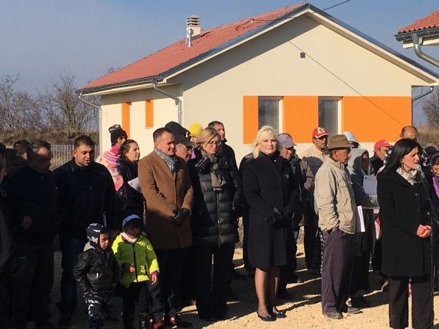 Свечано уручење кључева и усељење 34 ромске породице у новоизграђене стамбене објекте у Општини Оџаци